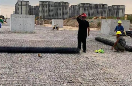 兰考土工格栅铺设前地基要怎么处理？
